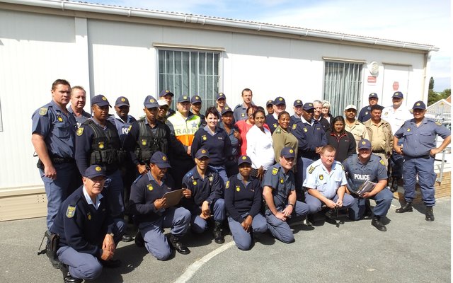 Hierdie groot  groep SAPD-lede het verlede week Dinsdag-oggend in Gansbaai 'n Overberg Cluster Operasie geloods waaraan 12 stasies vanoor die hele gebied deelgeneem het. DiÃ© misdaadvoorkomings-operasie was spesifiek gemik op dwelms, perlemoen, gesteelde goedere en gesoekte verdagtes. Volgens Gansbaai SAPD se media-inligtingsoffisier,  A/O Wynand le Roux, was hierdie optrede suksesvol en dit het ook gedien as 'n bewusmakings operasie.